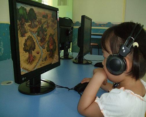 幼儿太小上网会影响视力和健康