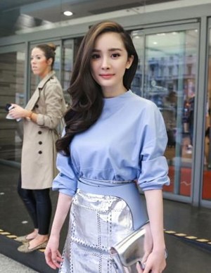 <b>杨幂产后走进男厕所 一孕傻三年 如何把聪明找回来？</b>